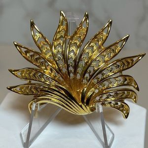 Monet vintage gold tone raised fan style brooch pin gold tone